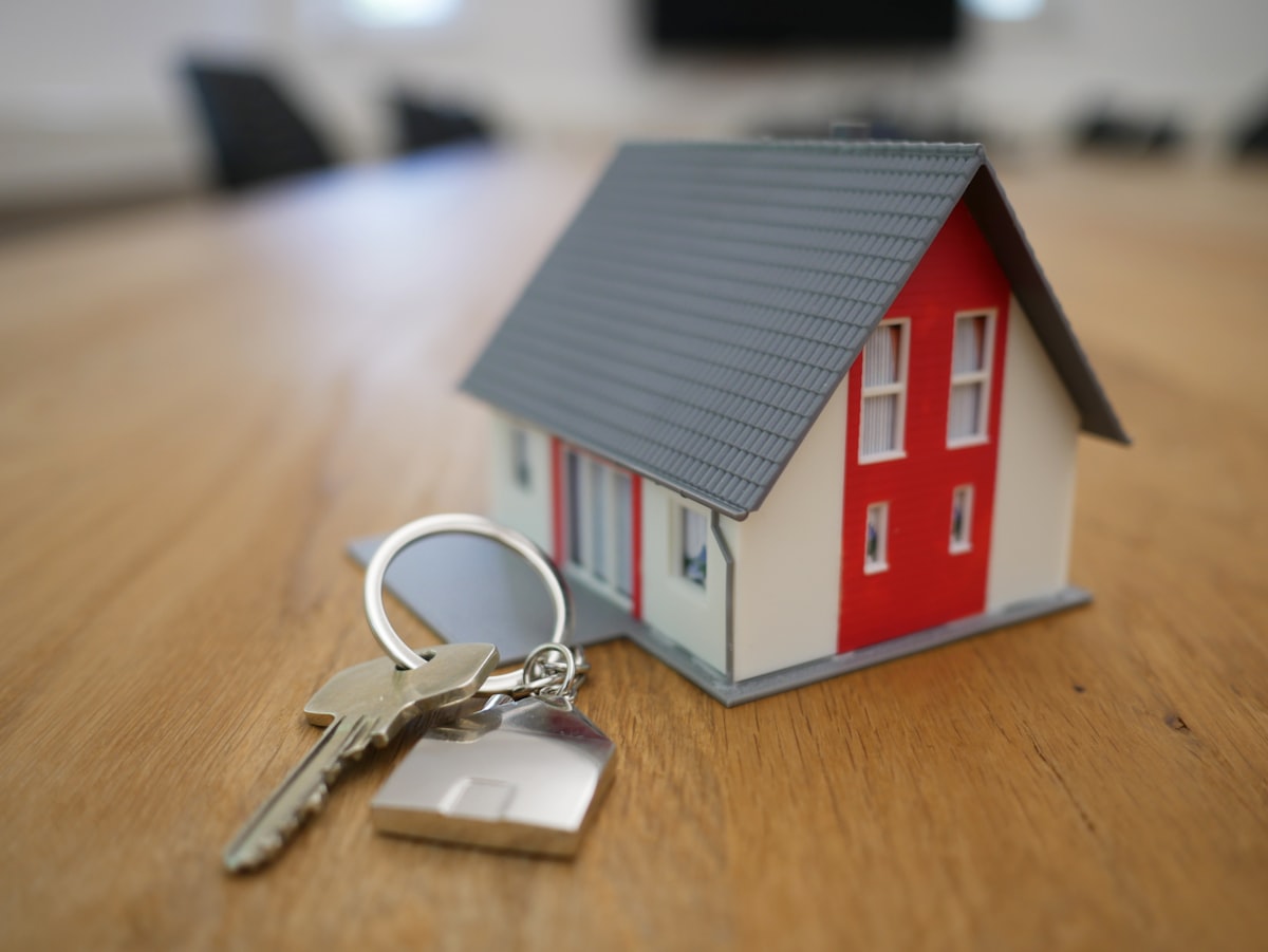 Documents de diagnostic immobilier sur une table avec des plans